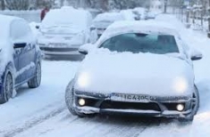 На път с кола през зимата